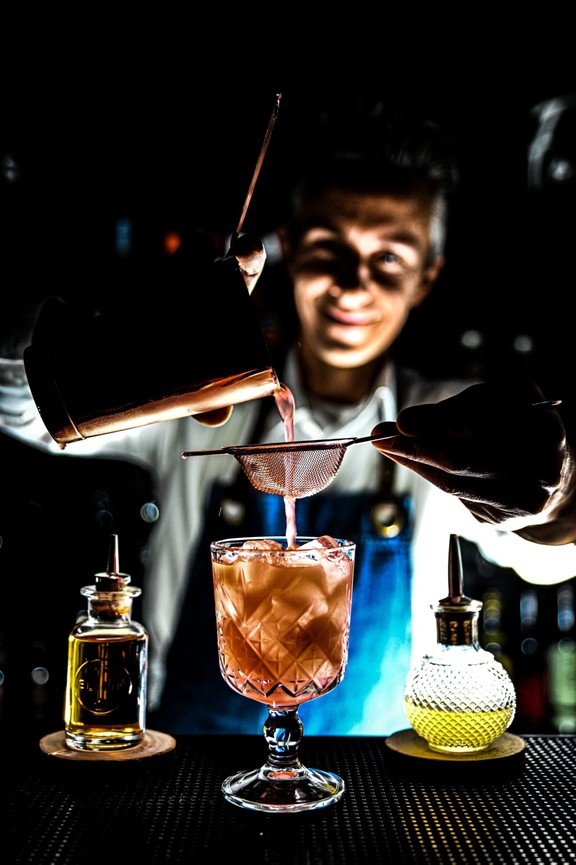 Animateur barman bartender en ligne pour team building a distance